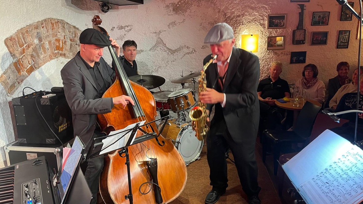 Kontrabass und Saxophon bei einem Jazzbüro-Auftritt