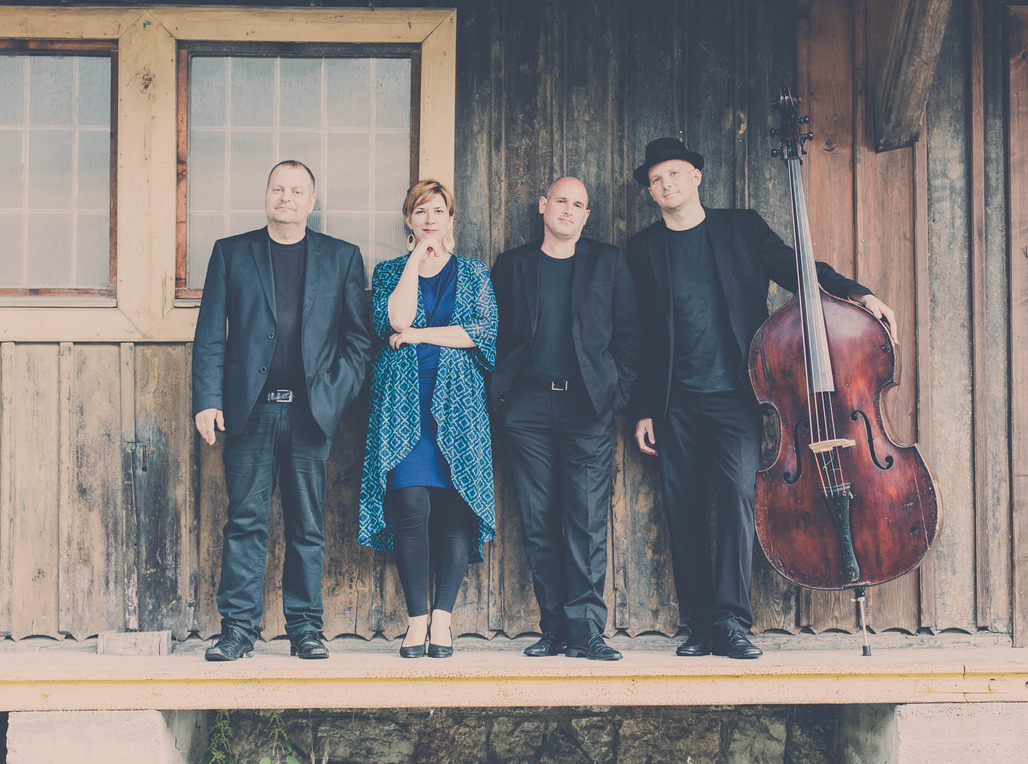 Bandporträt des Jazzbüros vor einer Holzwand